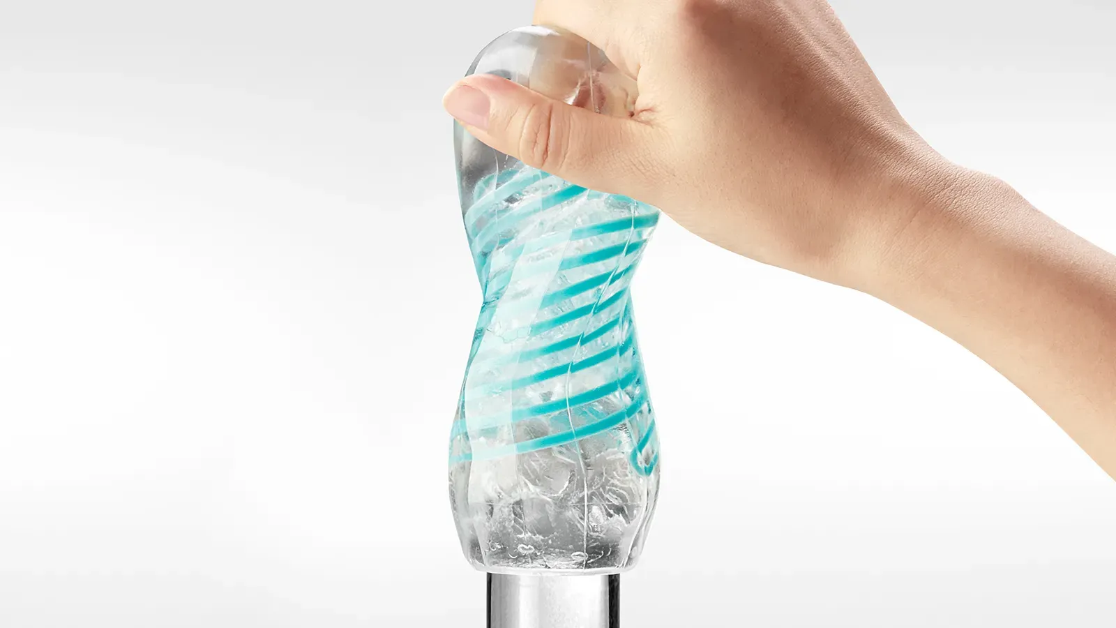 本体上部をつかむ