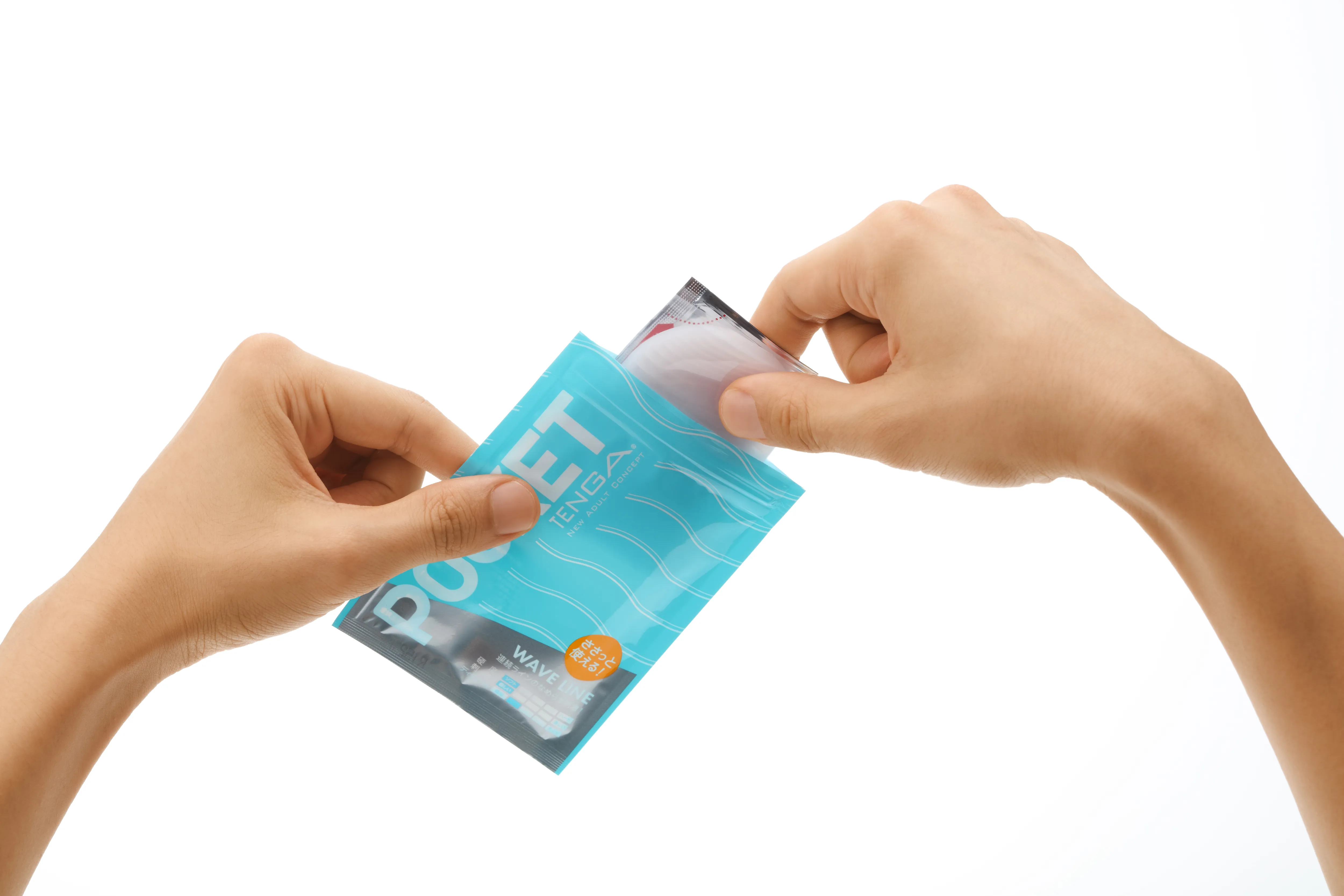 外装パッケージを開封する2