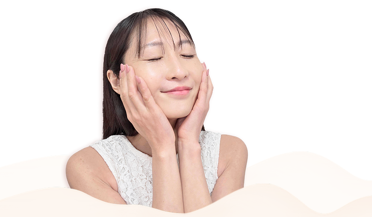 肌のうるおいを感じている女性の画像