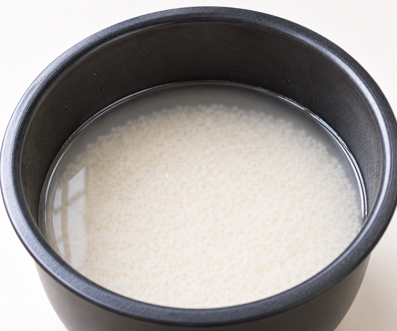 炊飯器の目盛りに合わせて水を入れる