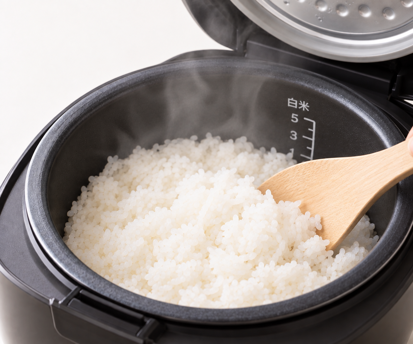 炊き上がったごはんをほぐす