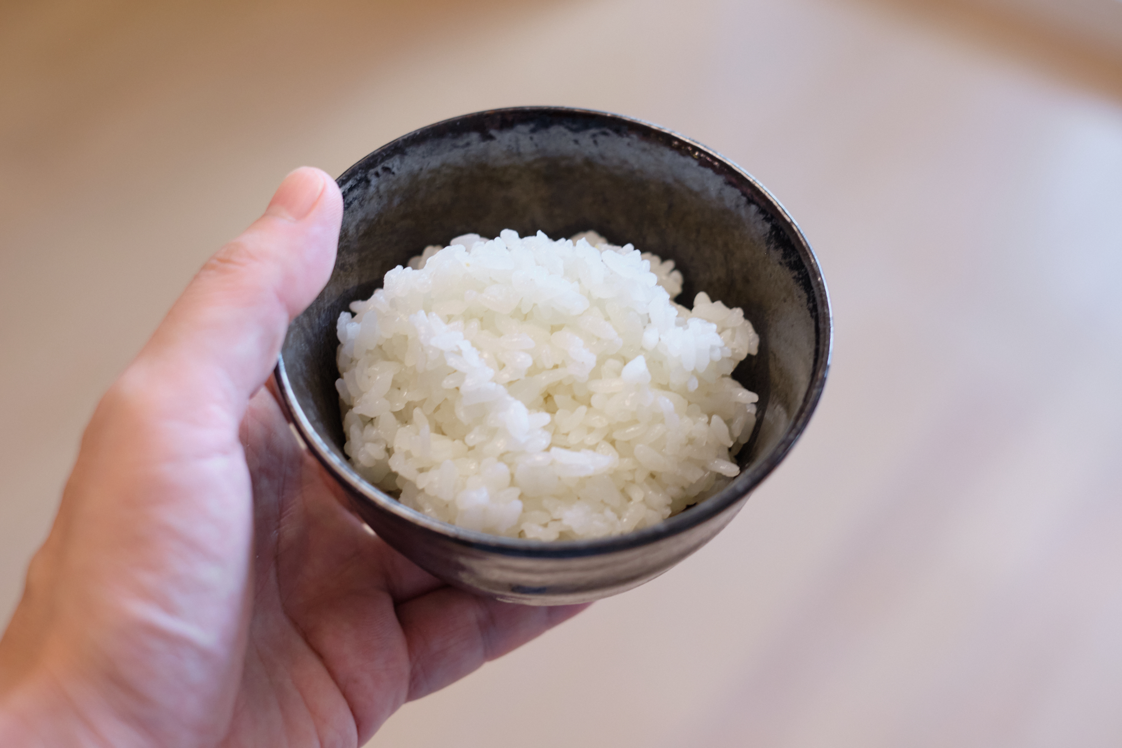 炊きたてのごはんをいただく