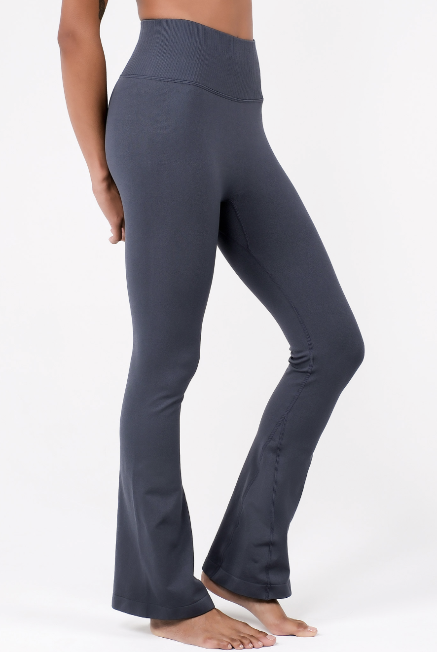 PL413 SEAMLESS FLARE-FIT LEGGINGS D.GRAY サイズ: S/M