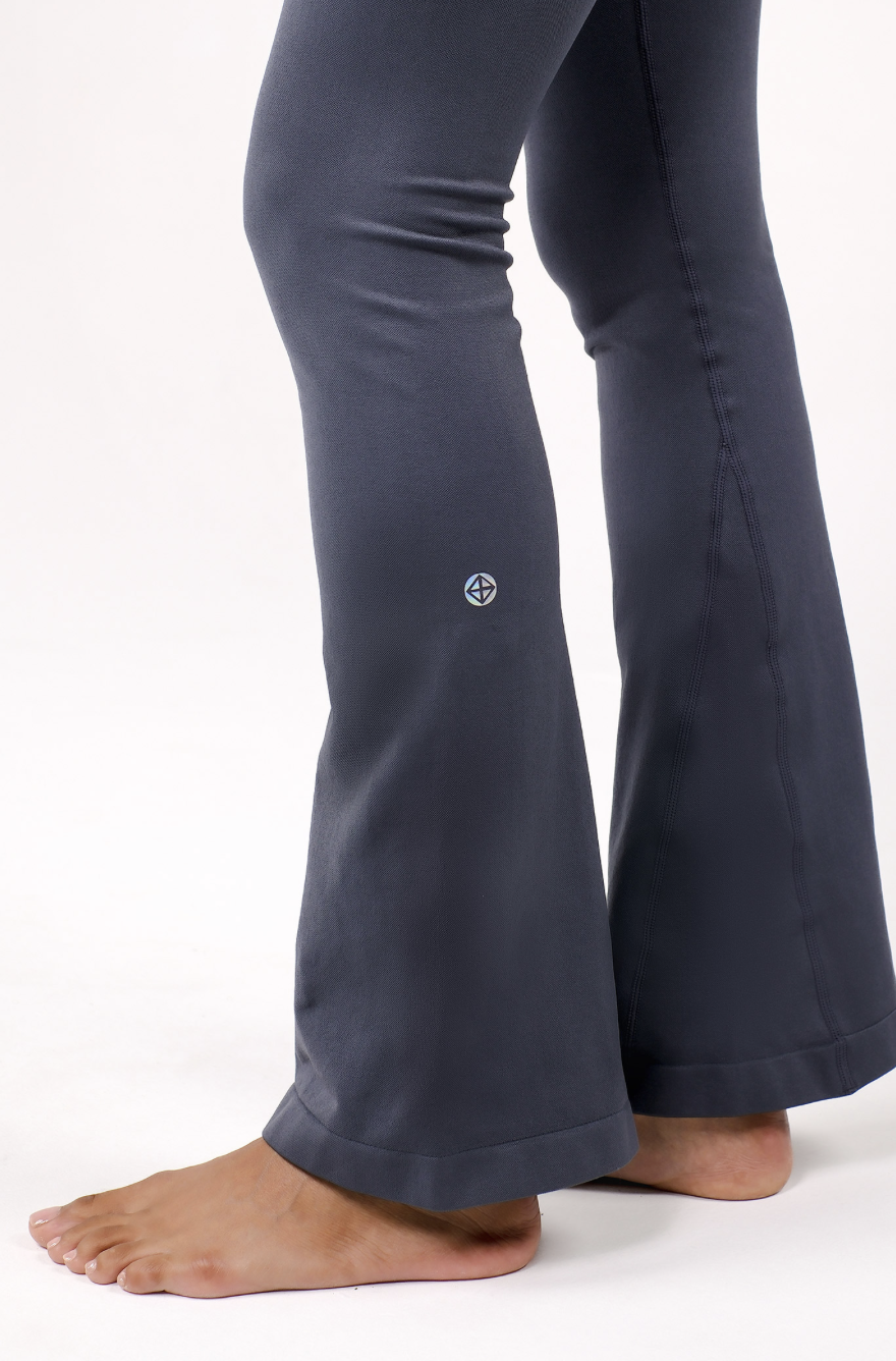 PL413 SEAMLESS FLARE-FIT LEGGINGS D.GRAY サイズ: S/M