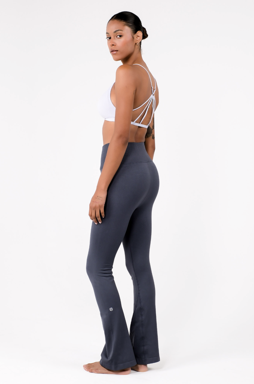 PL413 SEAMLESS FLARE-FIT LEGGINGS D.GRAY サイズ: S/M