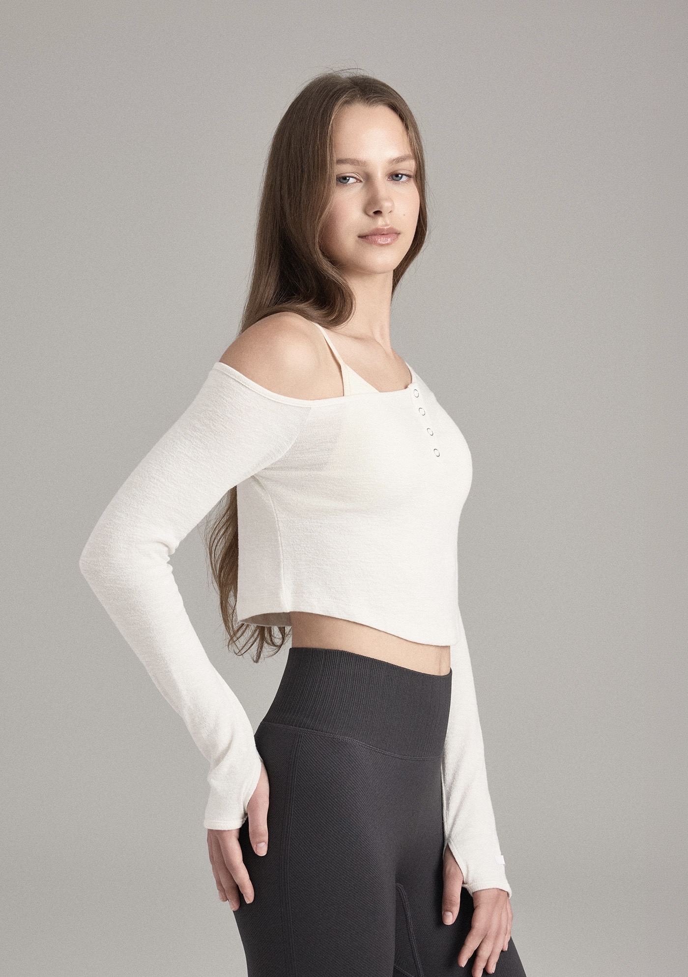 TL152 ASYMMETRIC CROP TOP IVORI SOLID サイズ: SS
