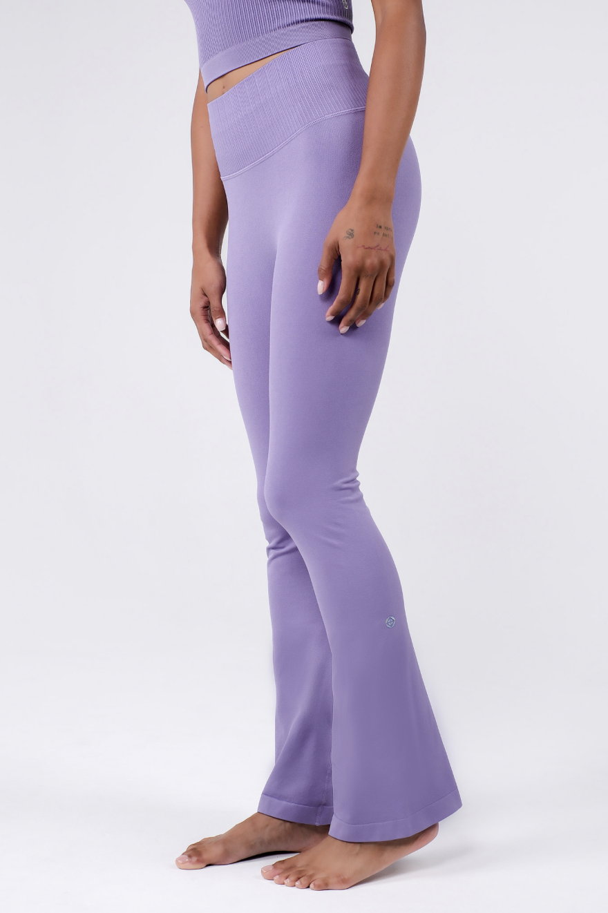 PL413 SEAMLESS FLARE-FIT LEGGINGS PURPLE サイズ: S/M