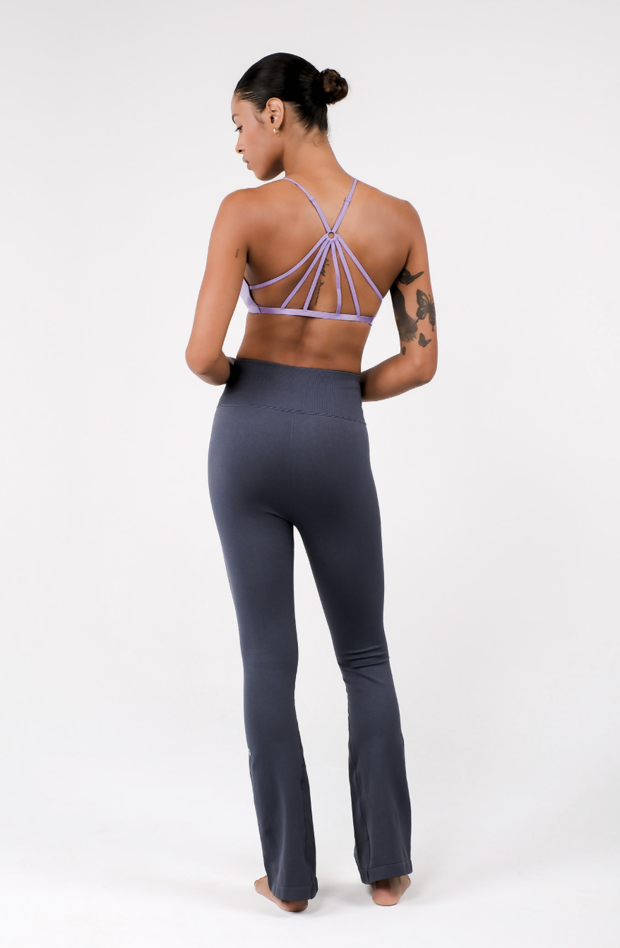 PL413 SEAMLESS FLARE-FIT LEGGINGS D.GRAY サイズ: S/M