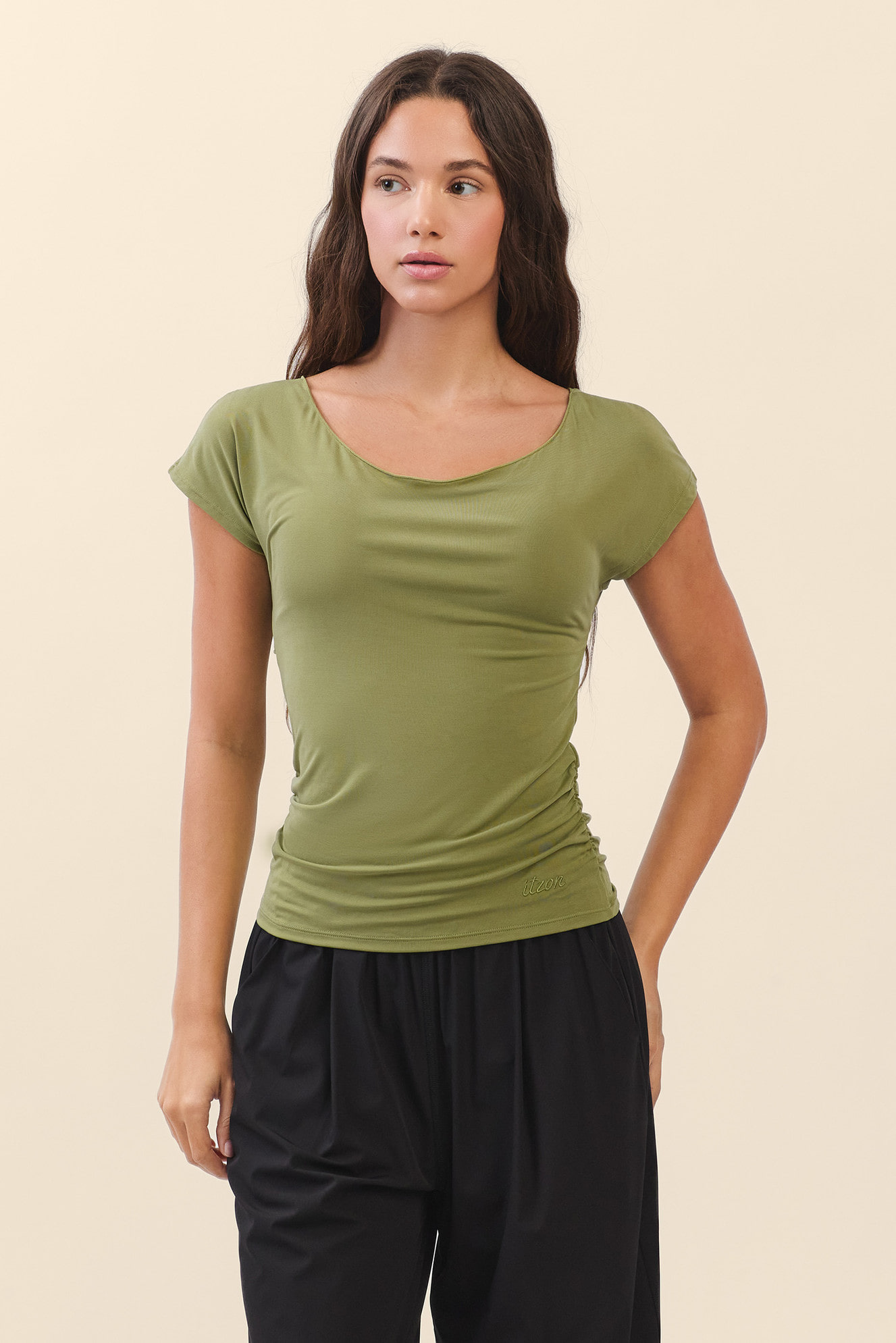 TS125 CONTOUR SHIRRING SLEEVELESS OLIVE SOLID サイズ: SS