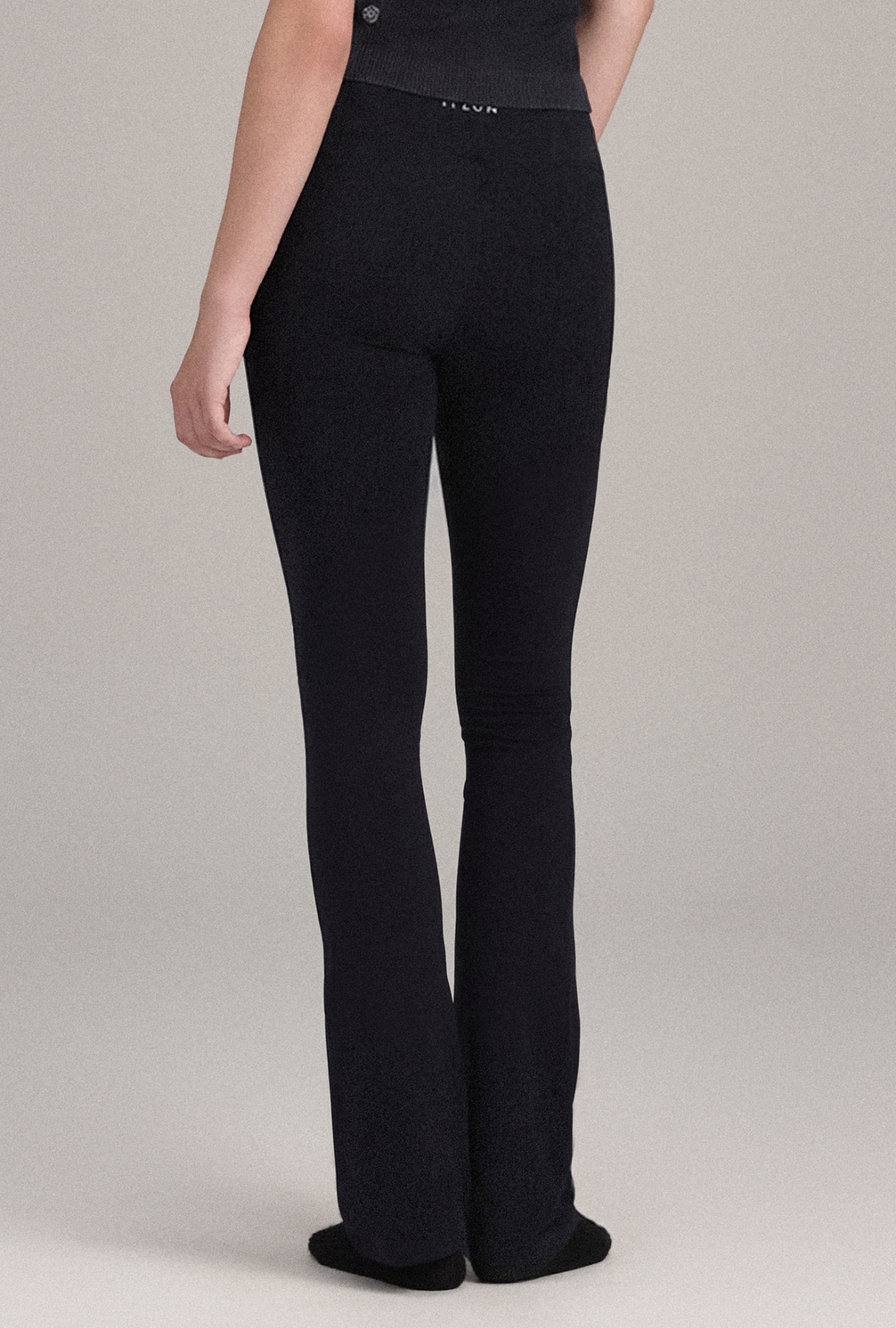 PL416 JERSEY FLARE-FIT LEGGINGS(LONG) BLACK SOLID サイズ: S/M