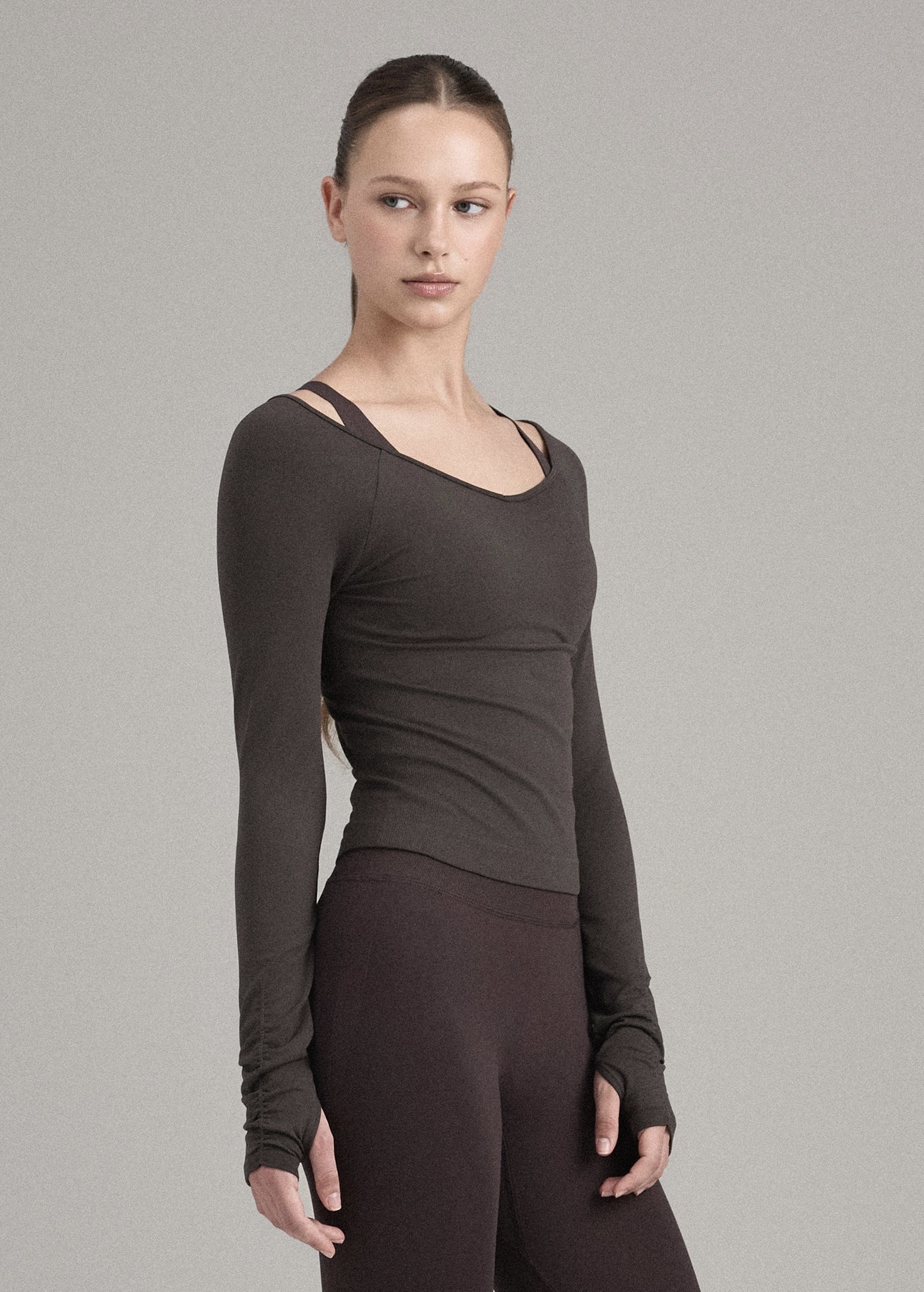 TL054 SOFT V-NECK FINGERHOLE TOP BROWN SOLID