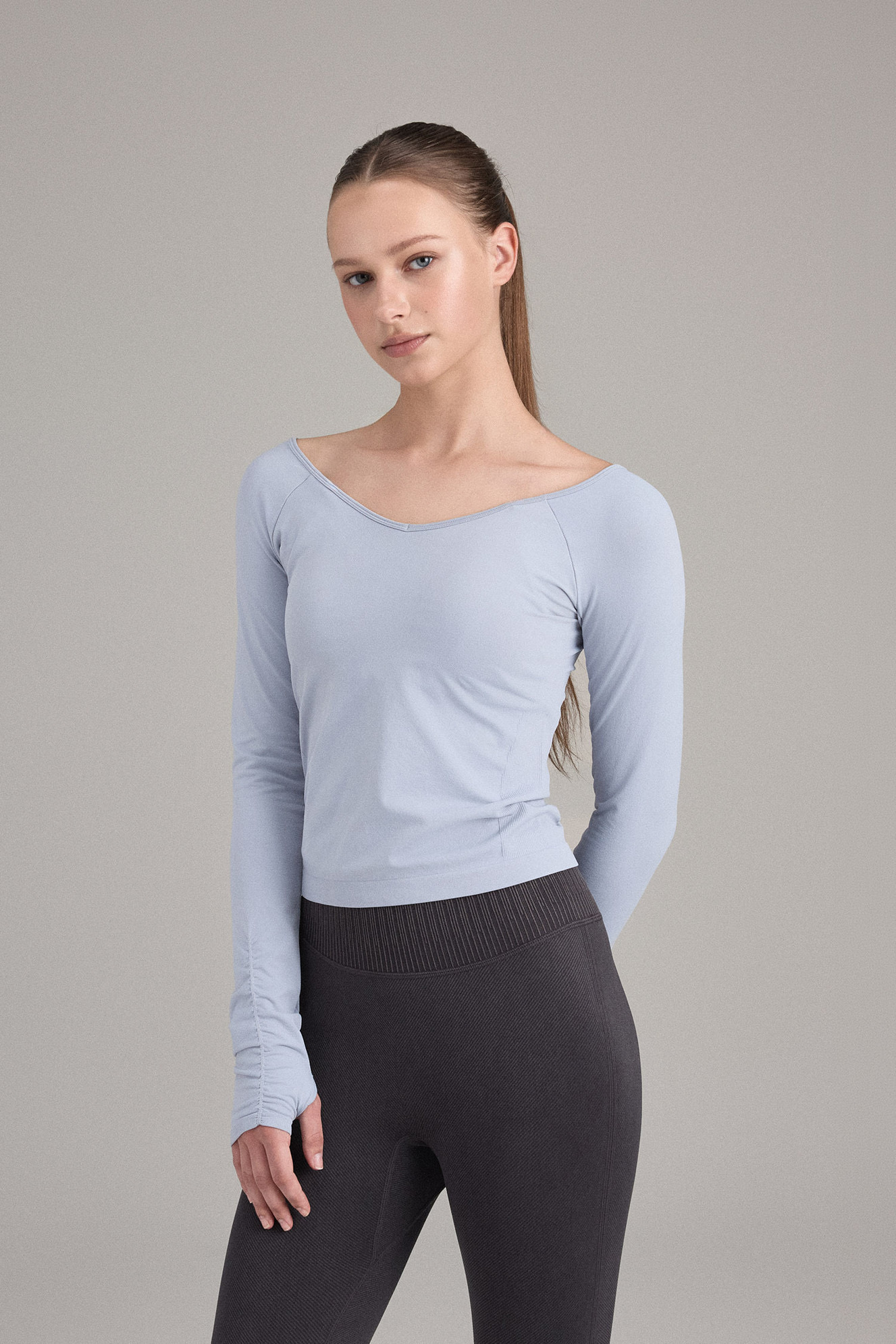 TL054 SOFT V-NECK FINGERHOLE TOP SKYBLUE SOLID
