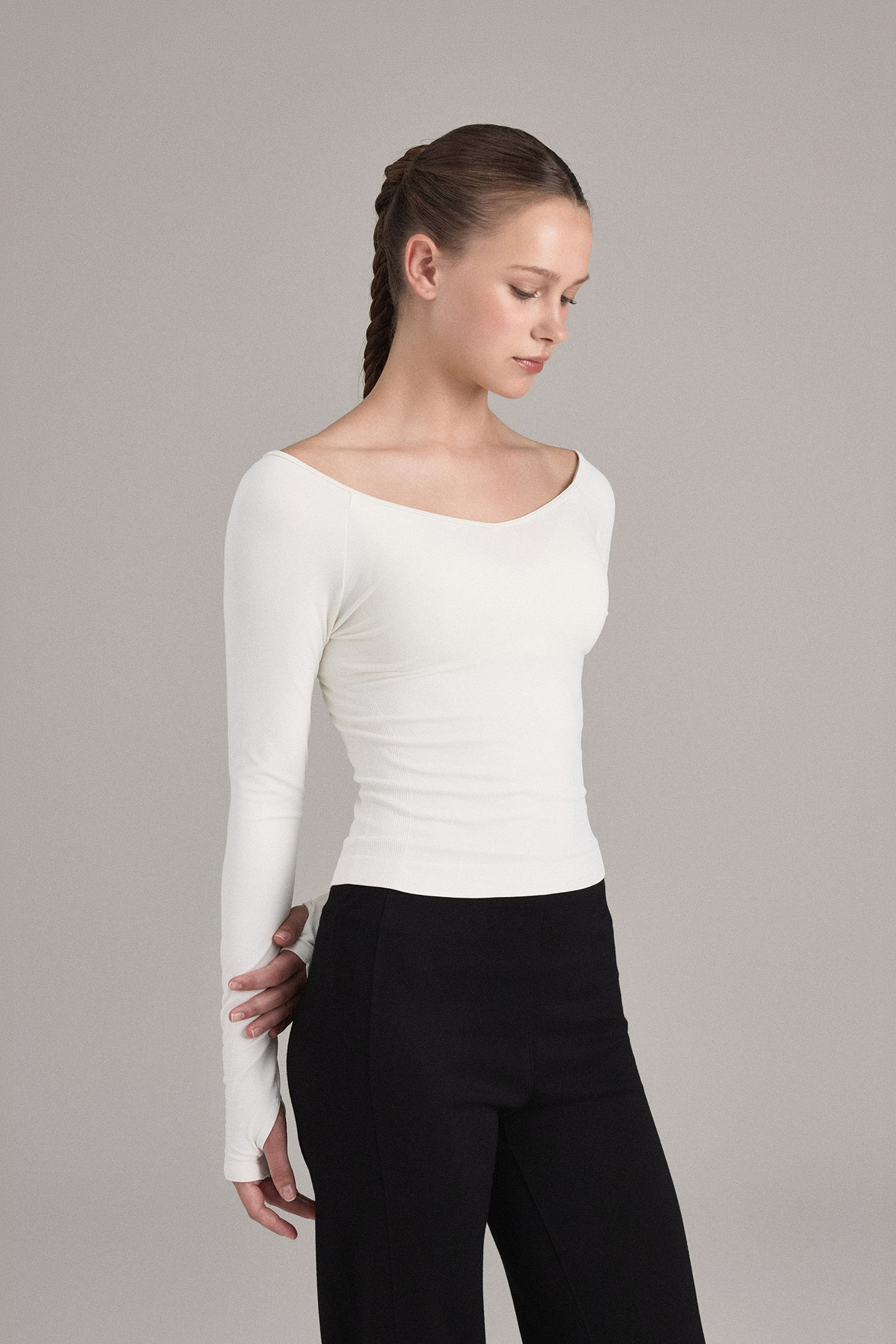 TL054 SOFT V-NECK FINGERHOLE TOP IVORY SOLID