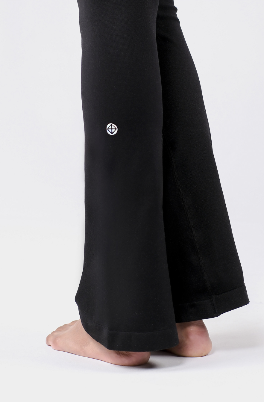 PL413 SEAMLESS FLARE-FIT LEGGINGS BLACK サイズ: S/M