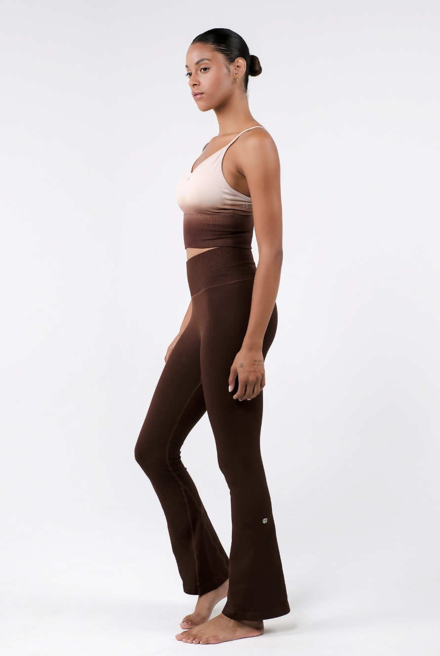 PL413 SEAMLESS FLARE-FIT LEGGINGS BROWN サイズ: S/M