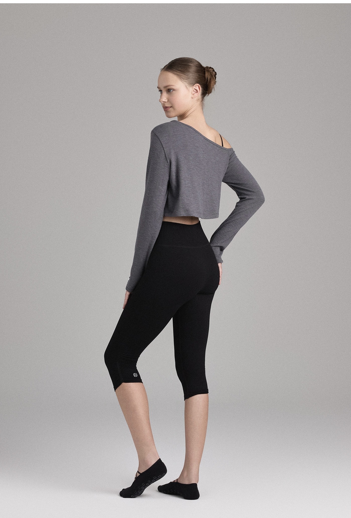 TL152 ASYMMETRIC CROP TOP CHARCOAL SOLID サイズ: SS