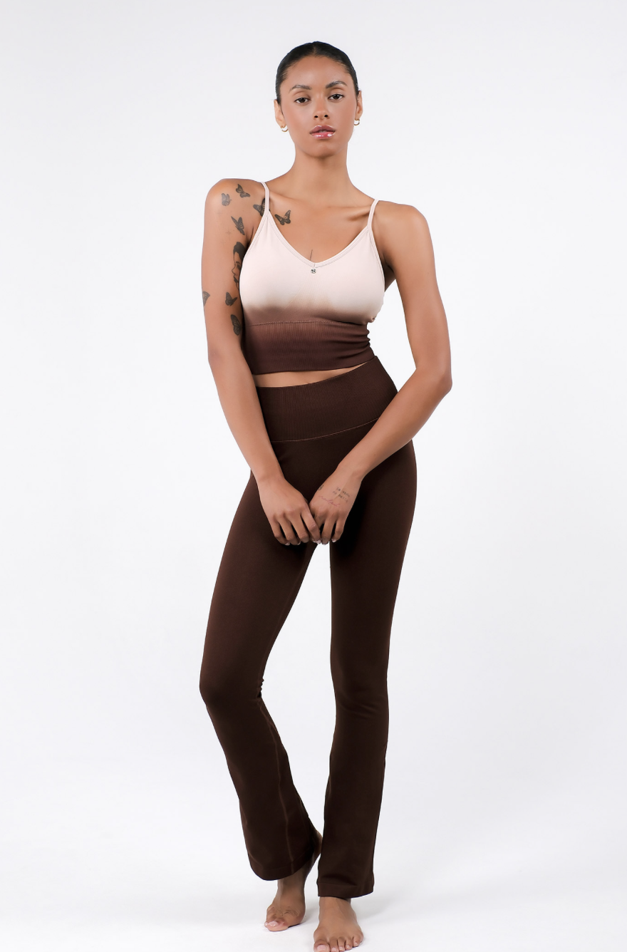 PL413 SEAMLESS FLARE-FIT LEGGINGS BROWN サイズ: S/M