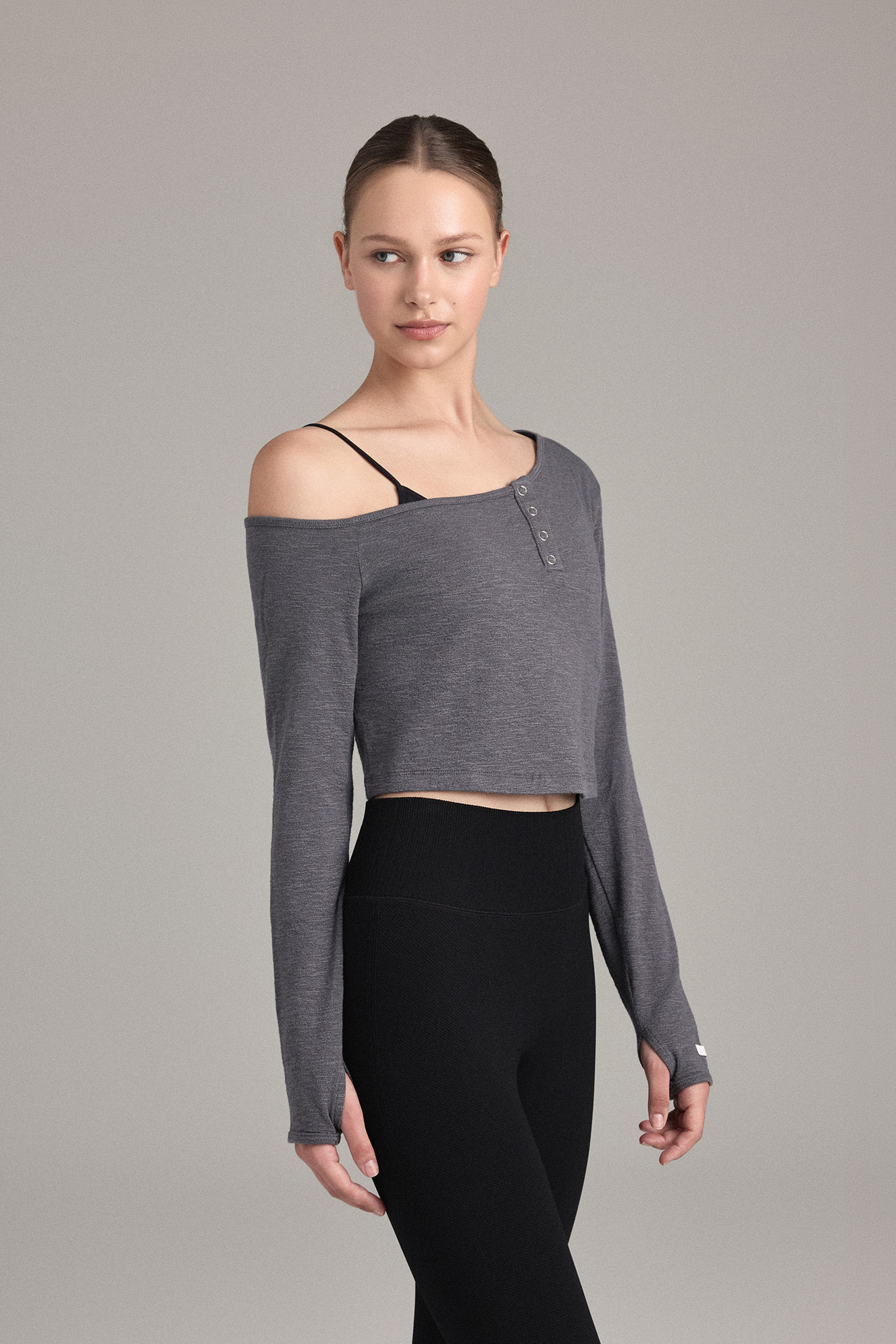 TL152 ASYMMETRIC CROP TOP CHARCOAL SOLID サイズ: SS