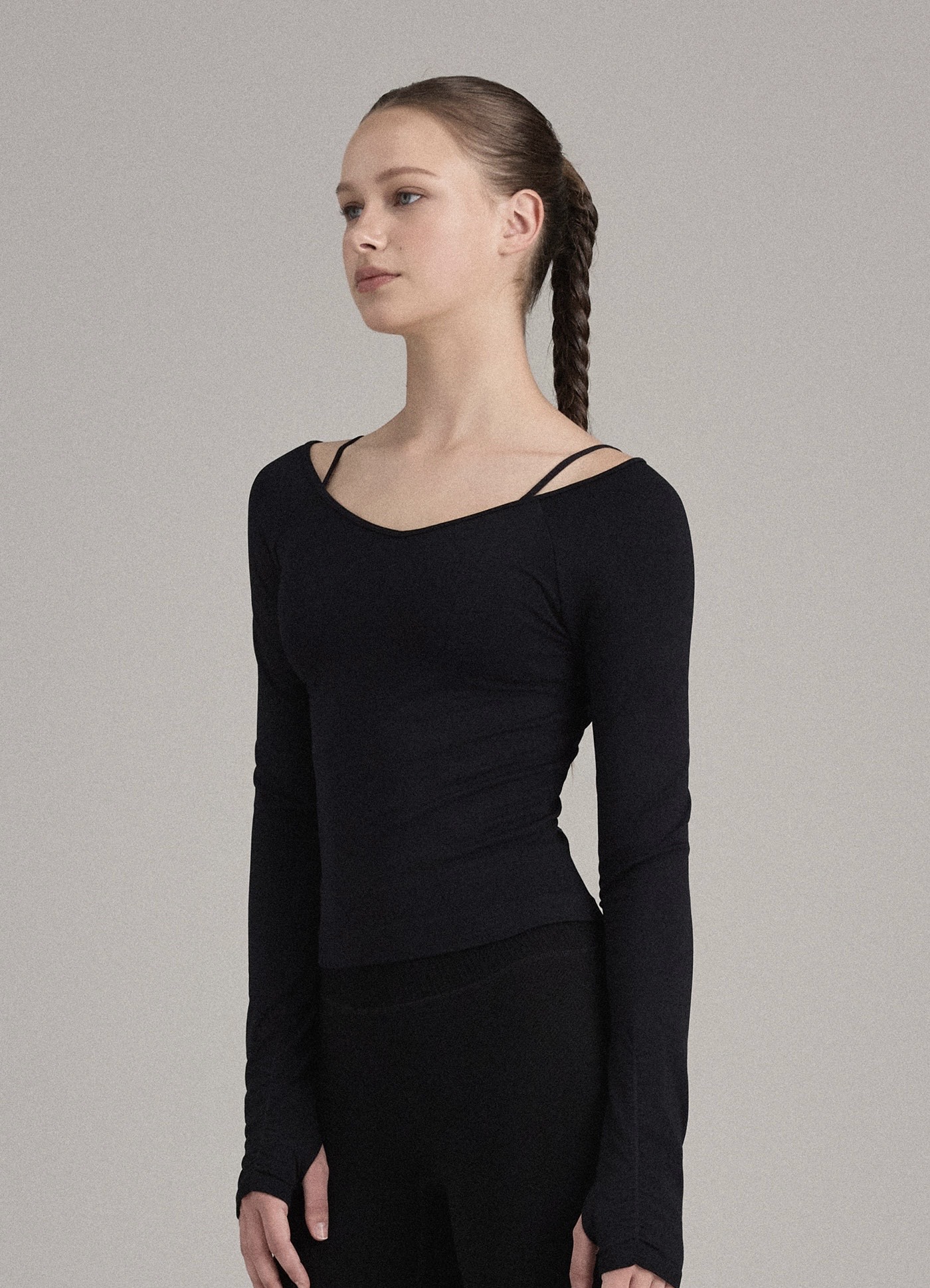 TL054 SOFT V-NECK FINGERHOLE TOP BLACK SOLID