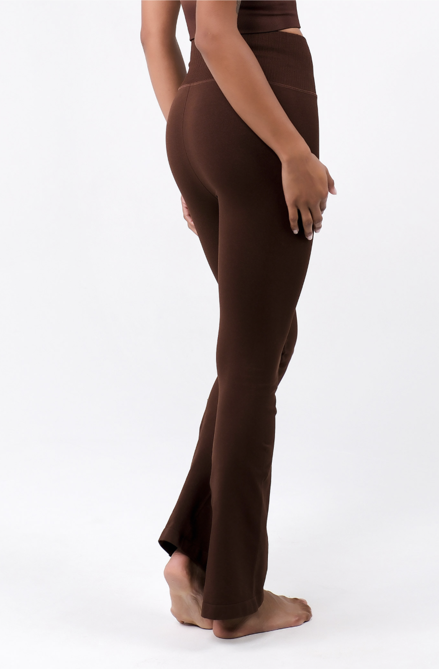 PL413 SEAMLESS FLARE-FIT LEGGINGS BROWN サイズ: S/M