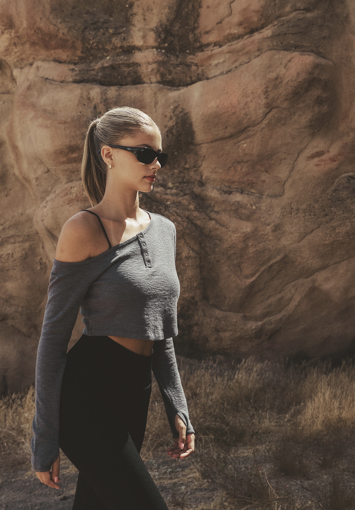 TL152 ASYMMETRIC CROP TOP CHARCOAL SOLID サイズ: SS