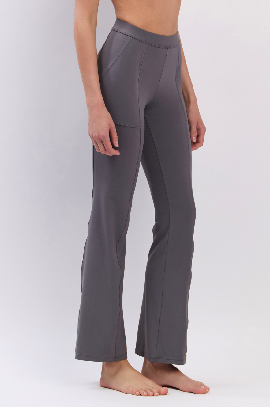 PL408 SLIT BOOT-CUT PANTS CHARCOAL サイズ: S/M