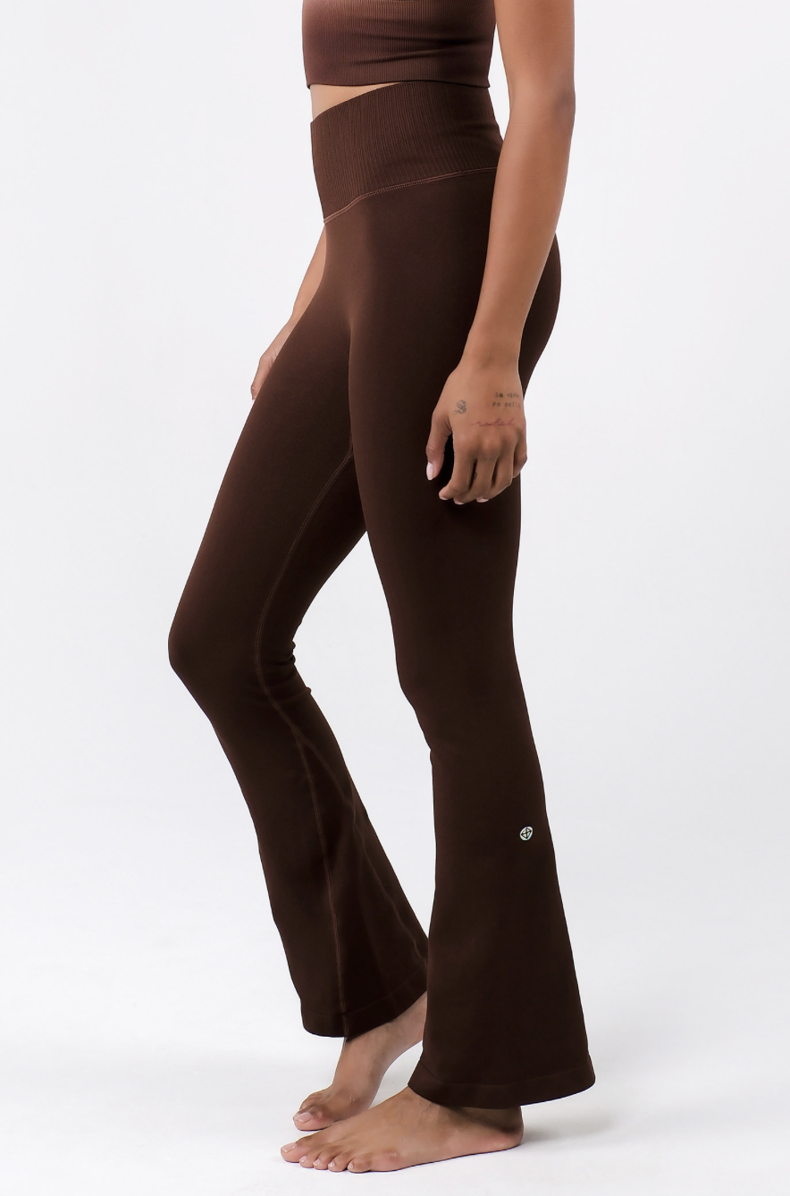 PL413 SEAMLESS FLARE-FIT LEGGINGS BROWN サイズ: S/M