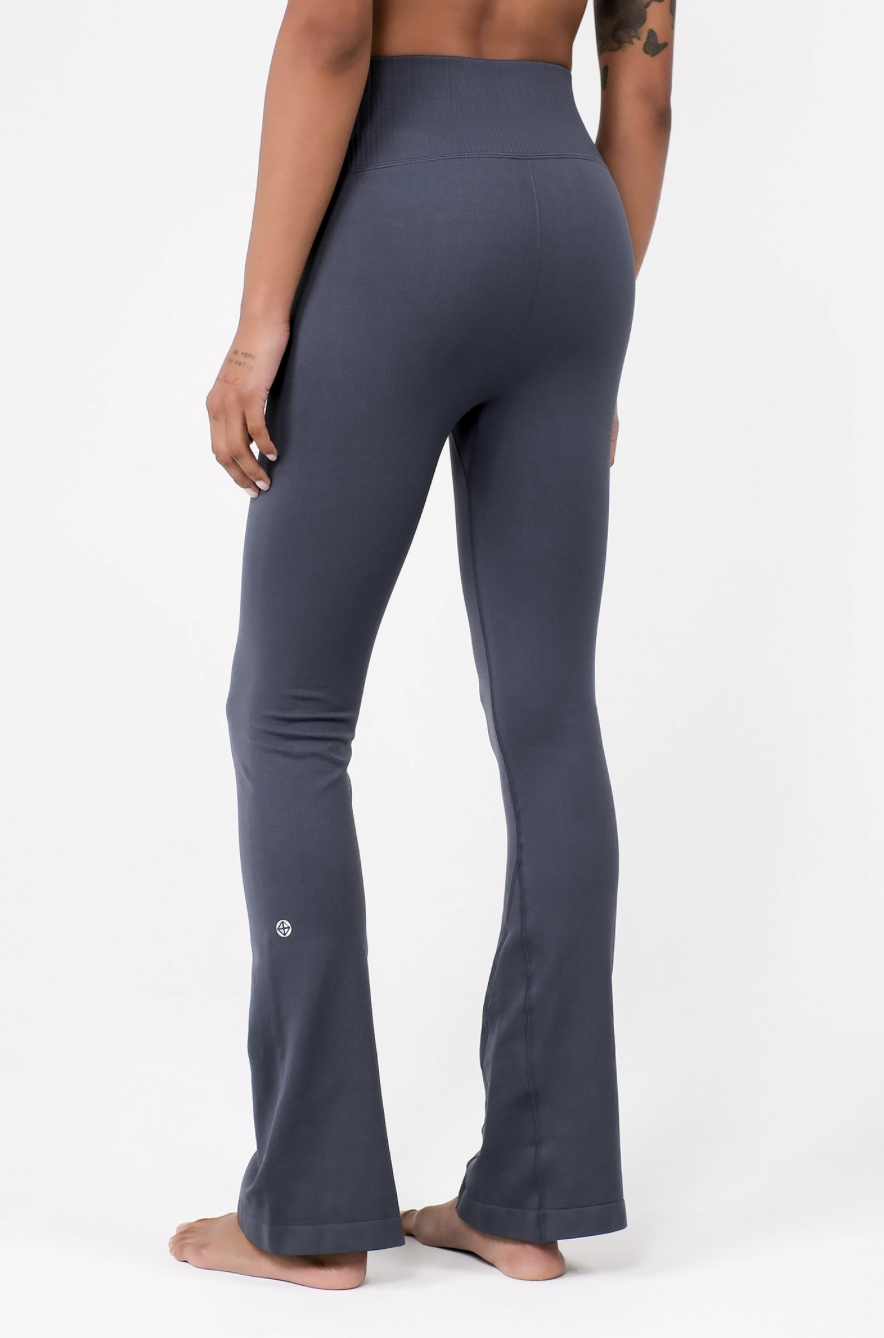 PL413 SEAMLESS FLARE-FIT LEGGINGS D.GRAY サイズ: S/M
