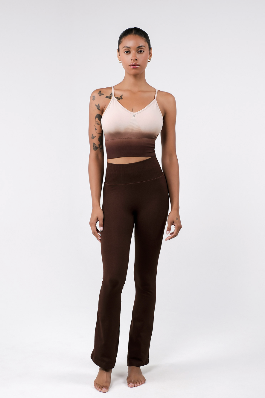 PL413 SEAMLESS FLARE-FIT LEGGINGS BROWN サイズ: S/M