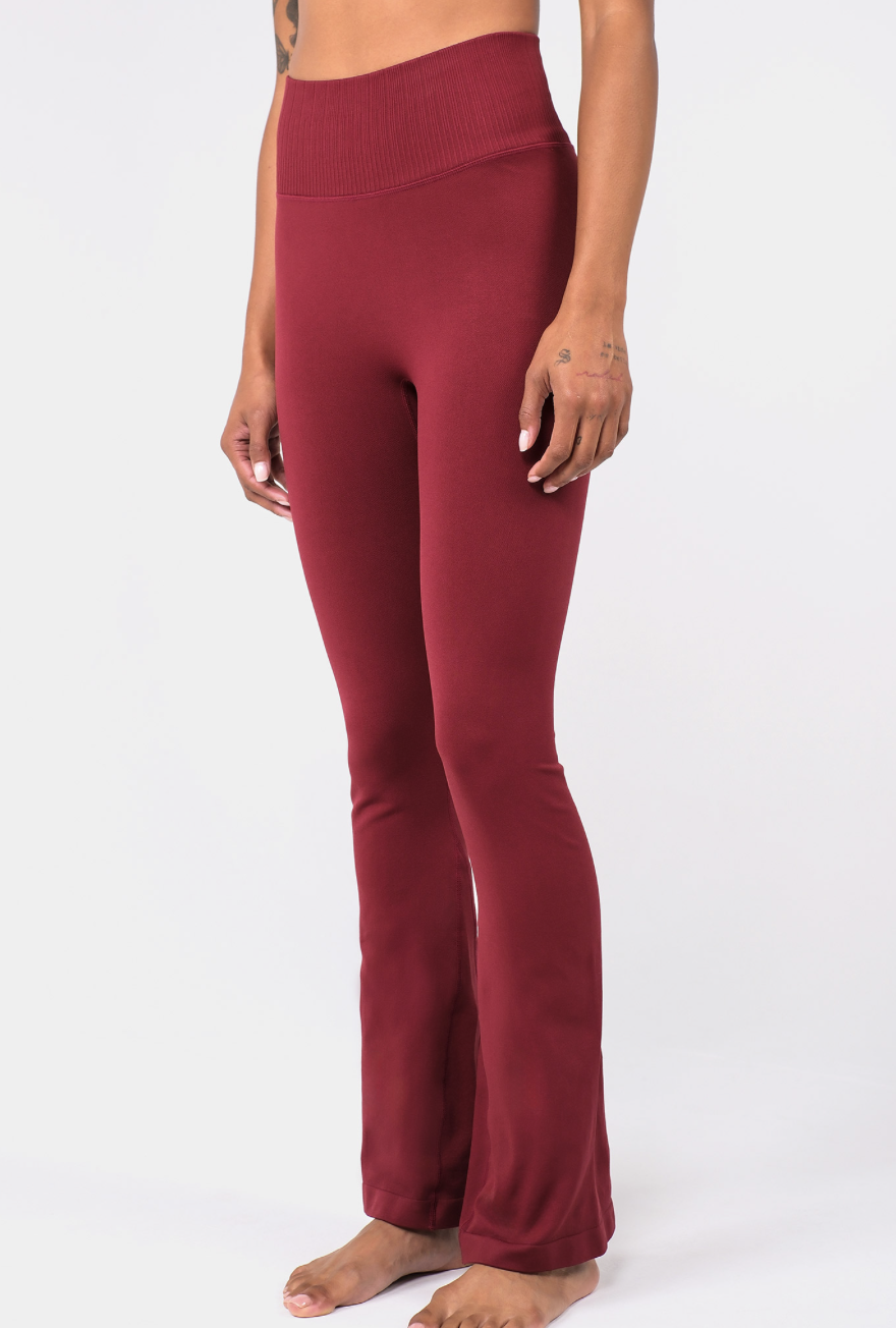 PL413 SEAMLESS FLARE-FIT LEGGINGS BURGUNDY サイズ: S/M