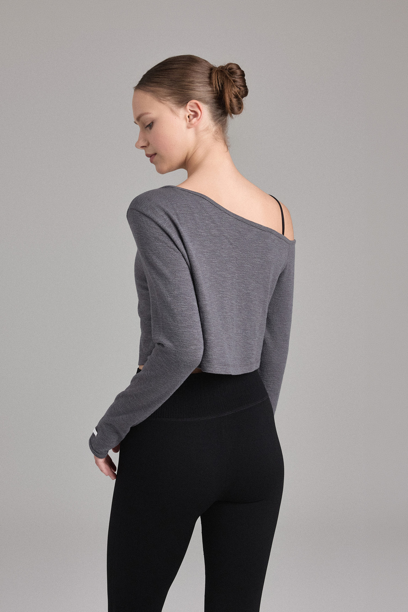 TL152 ASYMMETRIC CROP TOP CHARCOAL SOLID サイズ: SS