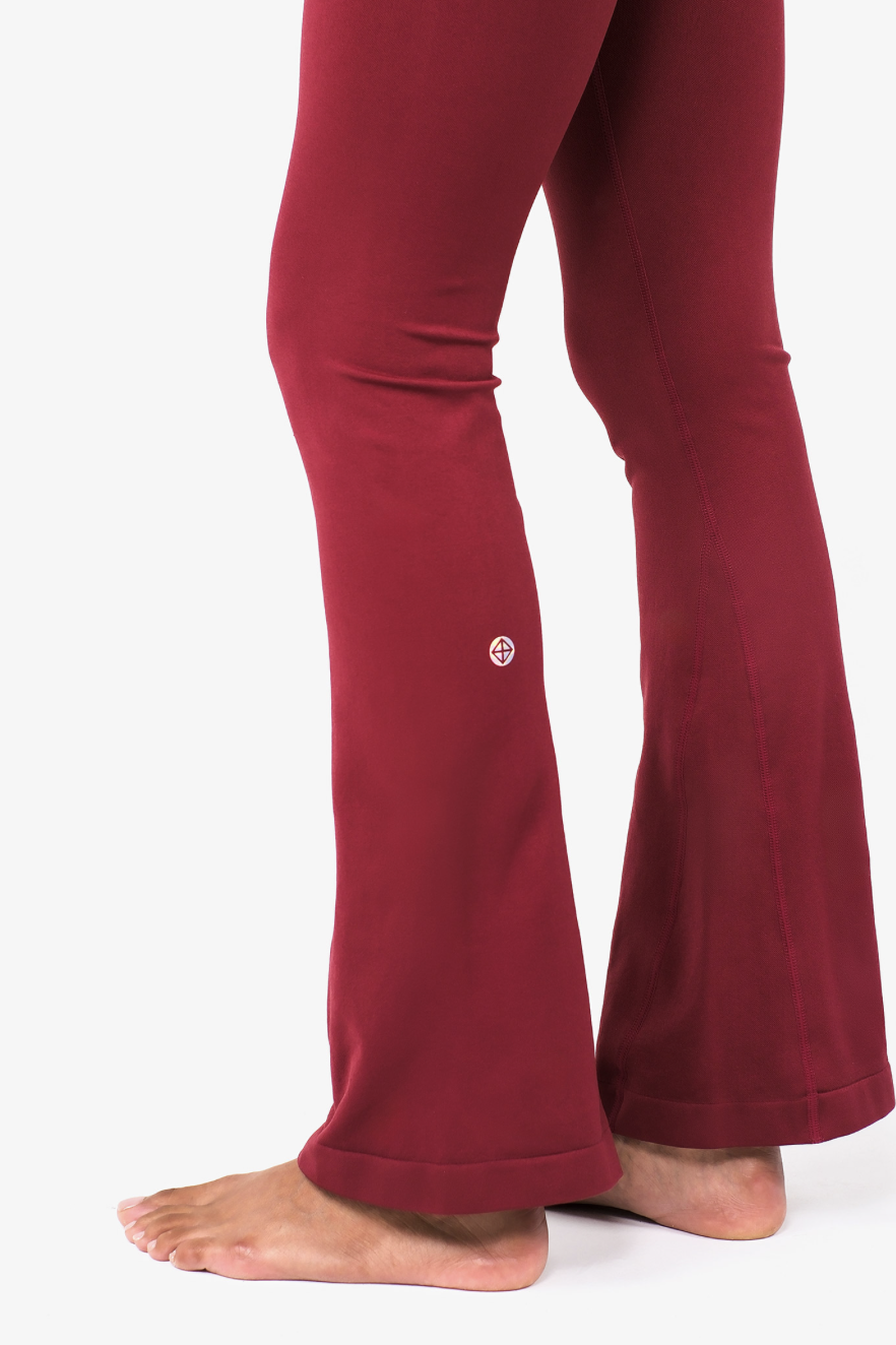 PL413 SEAMLESS FLARE-FIT LEGGINGS BURGUNDY サイズ: S/M