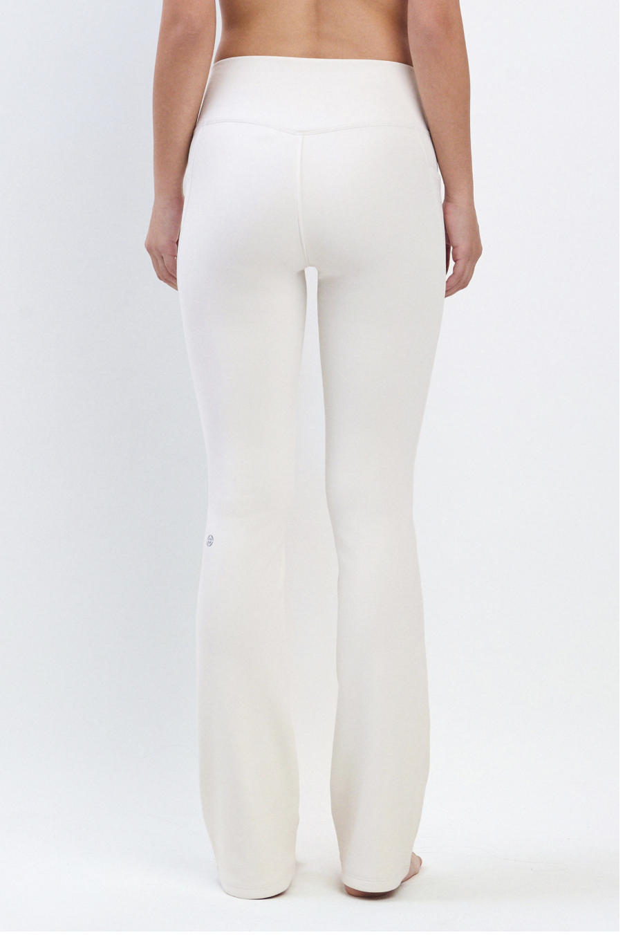 PL415 FLARE-FIT LEGGINGS IVORY サイズ: S/M