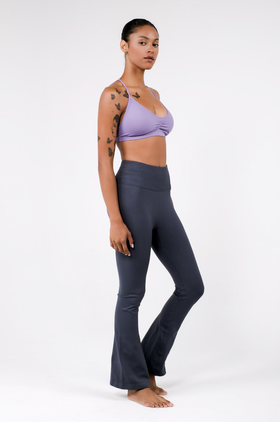 PL413 SEAMLESS FLARE-FIT LEGGINGS D.GRAY サイズ: S/M