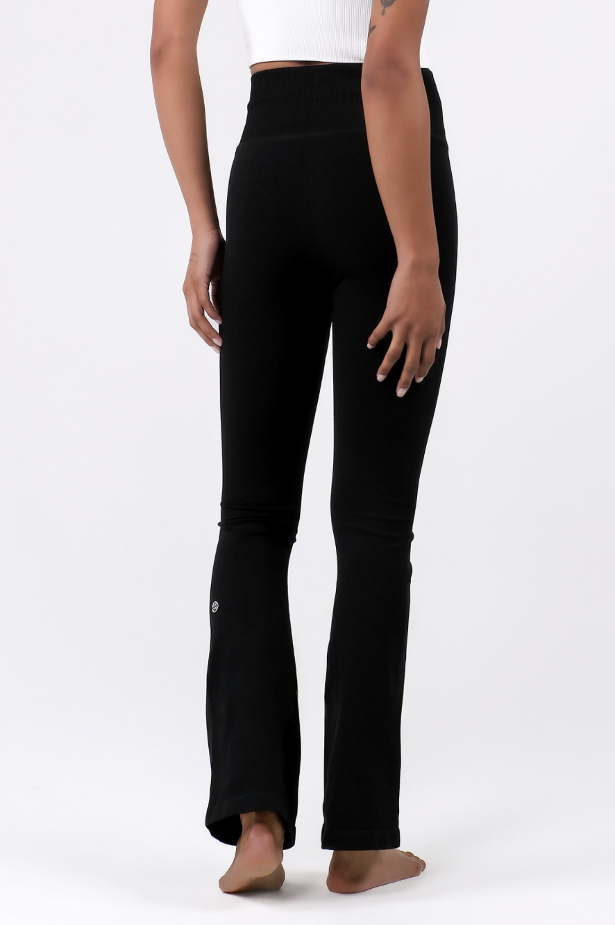 PL413 SEAMLESS FLARE-FIT LEGGINGS BLACK サイズ: S/M