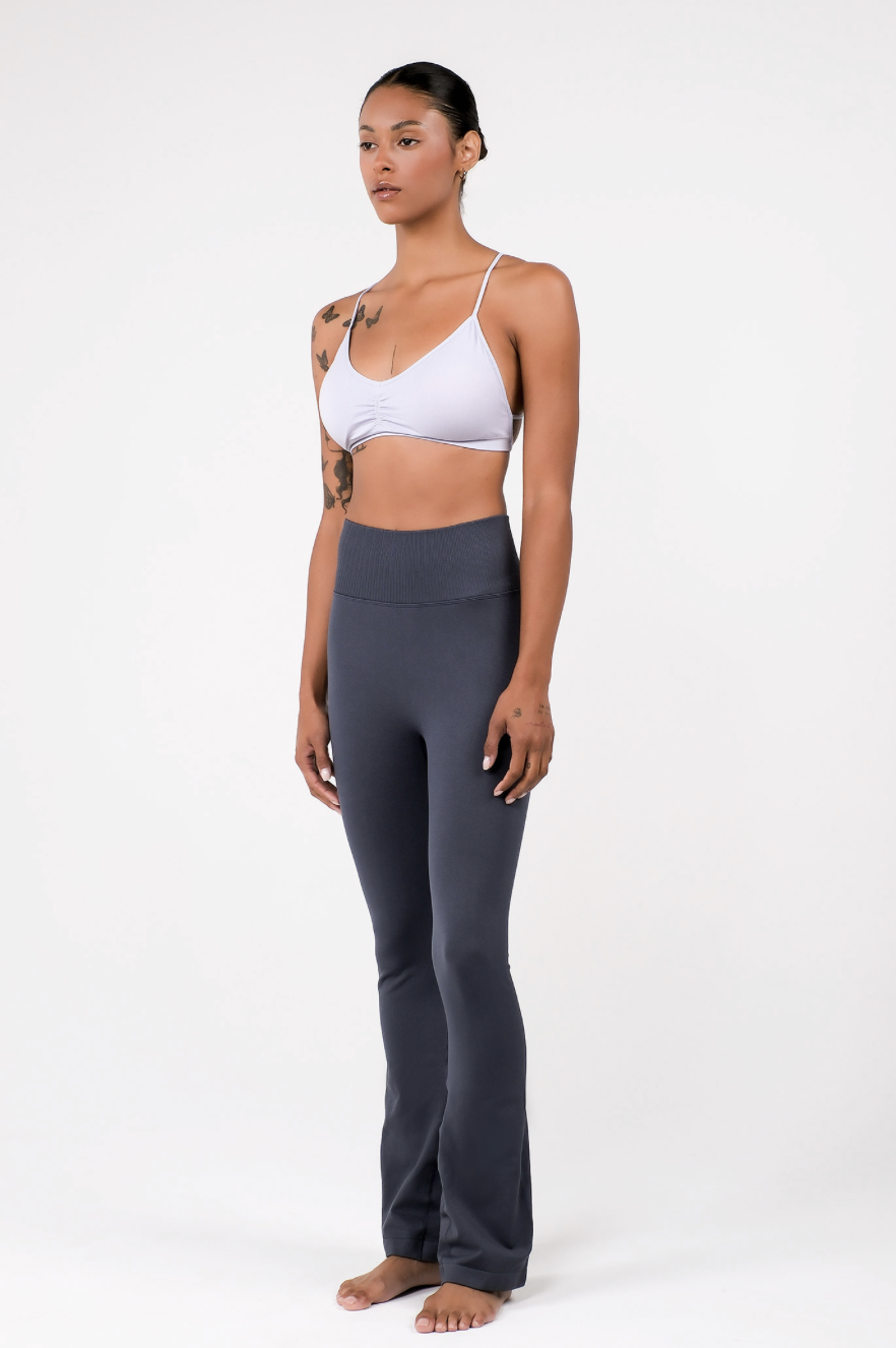 PL413 SEAMLESS FLARE-FIT LEGGINGS D.GRAY サイズ: S/M