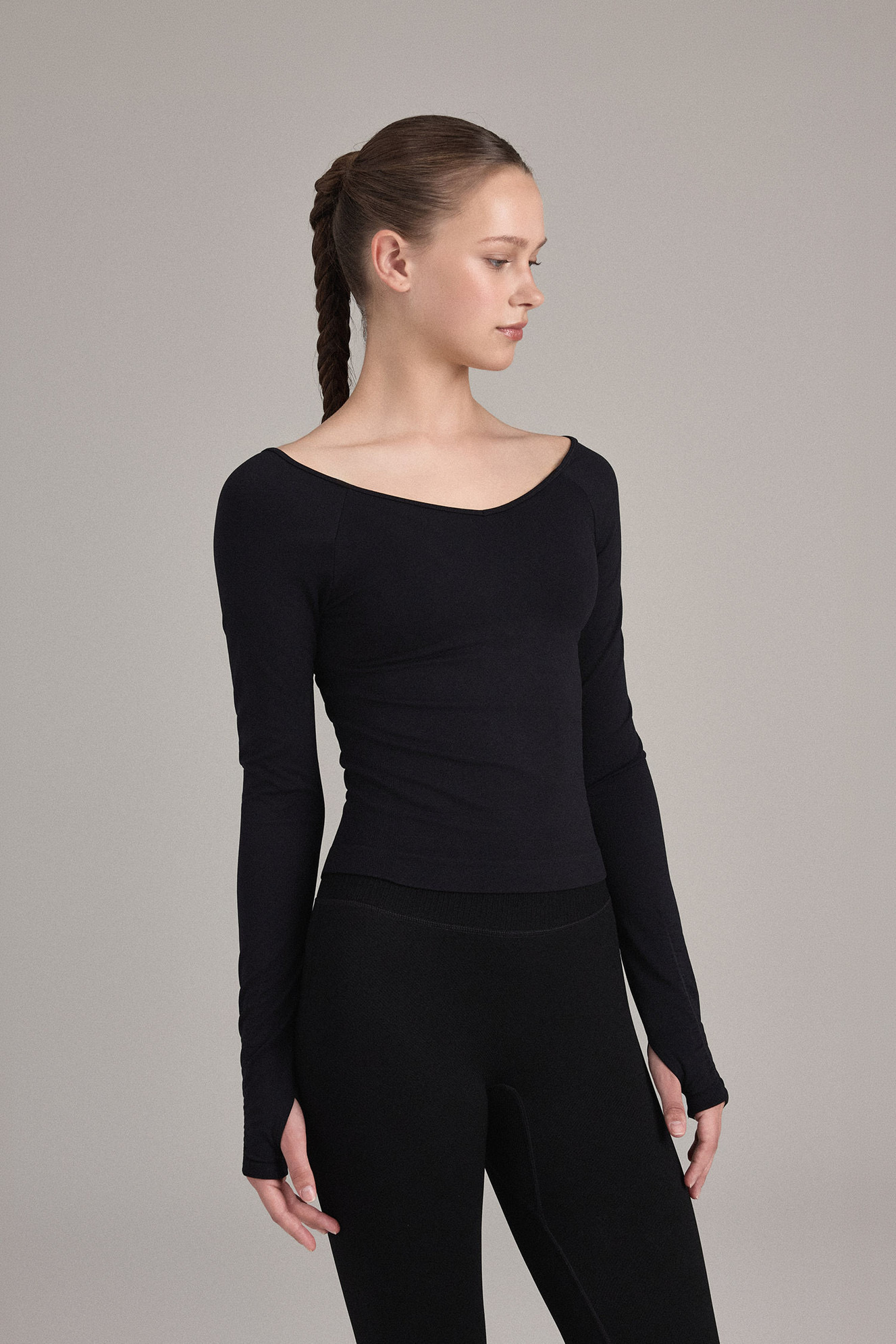 TL054 SOFT V-NECK FINGERHOLE TOP BLACK SOLID