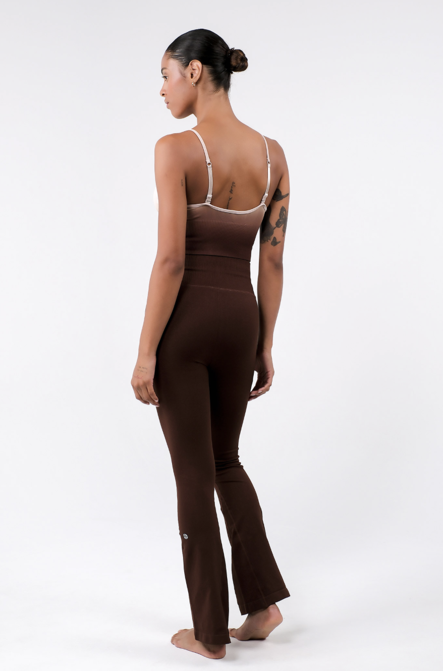 PL413 SEAMLESS FLARE-FIT LEGGINGS BROWN サイズ: S/M
