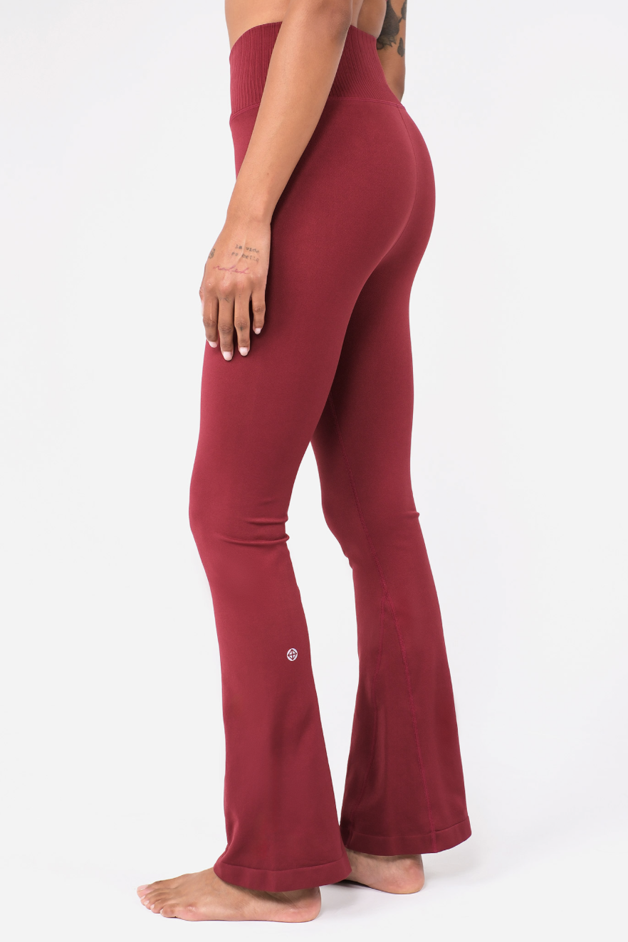 PL413 SEAMLESS FLARE-FIT LEGGINGS BURGUNDY サイズ: S/M