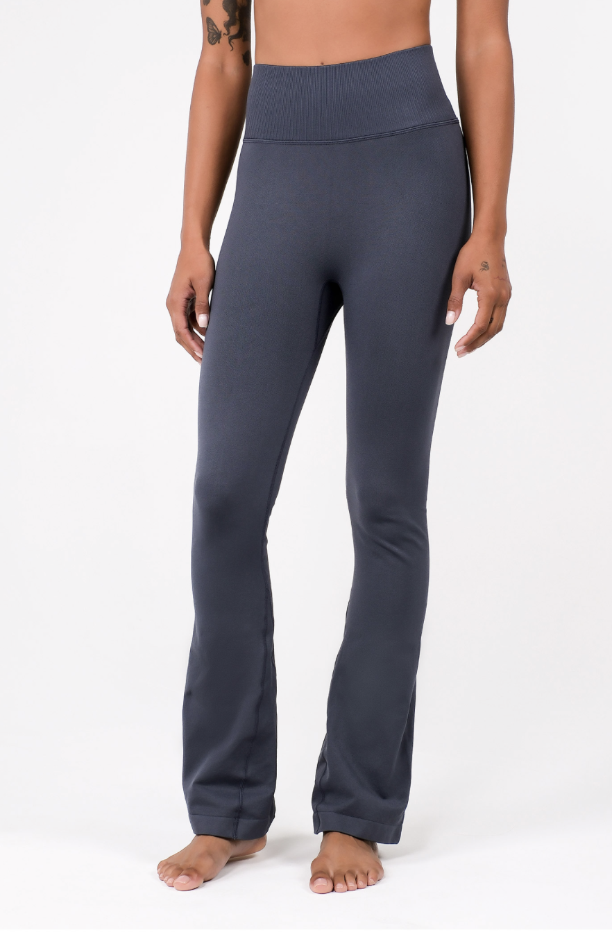 PL413 SEAMLESS FLARE-FIT LEGGINGS D.GRAY サイズ: S/M