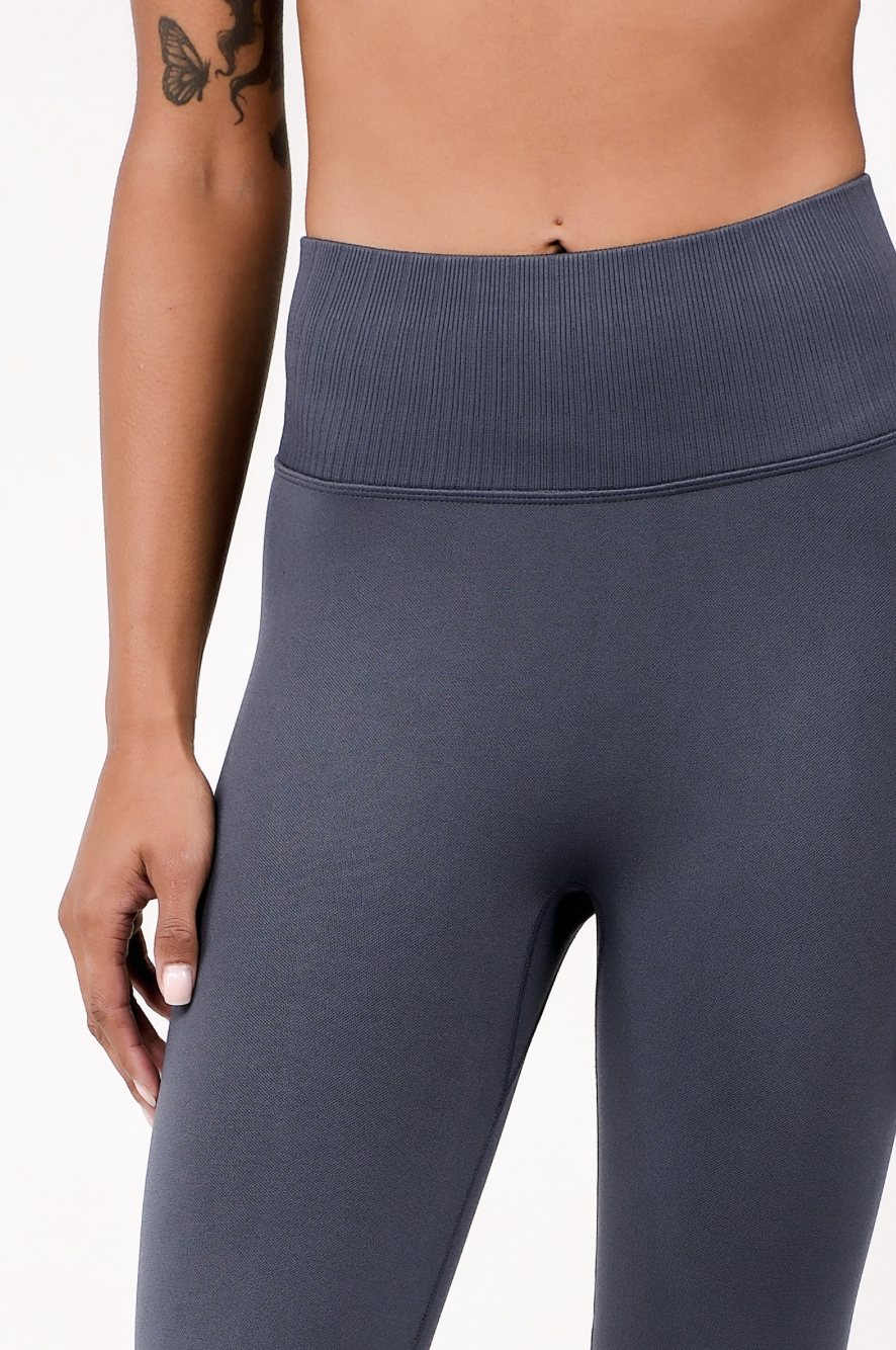 PL413 SEAMLESS FLARE-FIT LEGGINGS D.GRAY サイズ: S/M