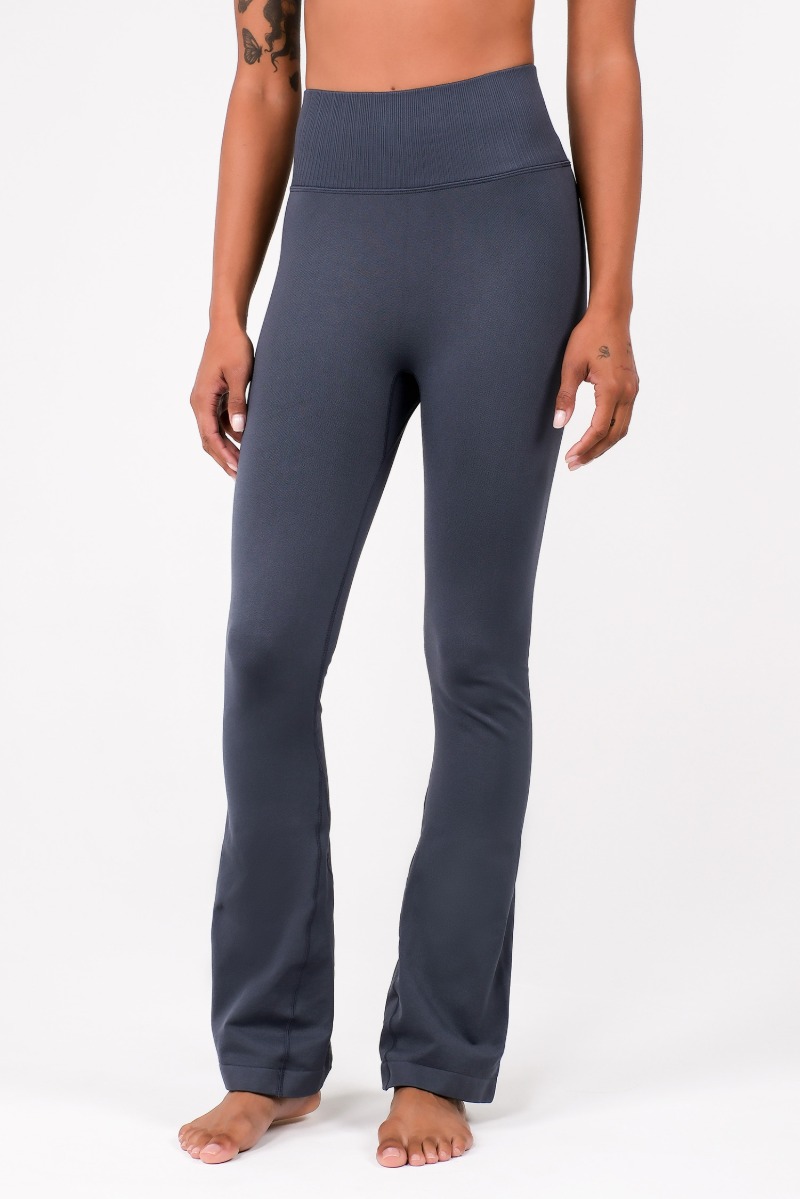 PL413 SEAMLESS FLARE-FIT LEGGINGS D.GRAY