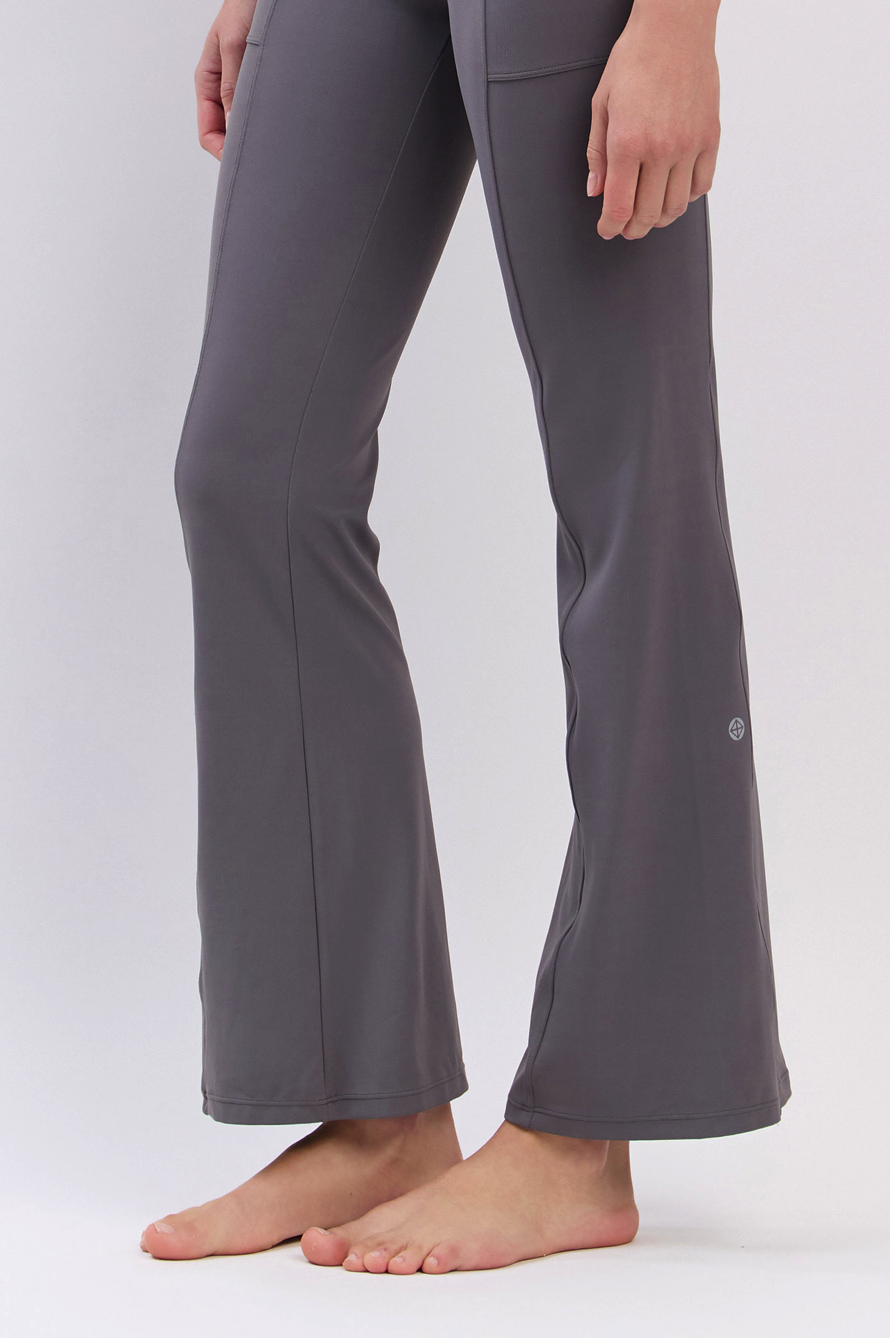 PL408 SLIT BOOT-CUT PANTS CHARCOAL サイズ: S/M
