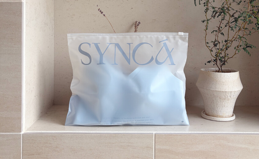 SYNCÀのロゴ入りの袋に入ったエアリーフィールブラの写真