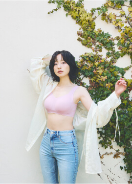 エアリーフィールブラ（ダスティピンク）を着用している女性モデルの写真