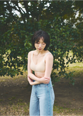 エアリーフィールブラ（ベージュ）を着用している女性モデルの写真