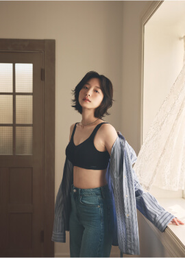 エアリーフィールブラ（ブラック）を着用している女性モデルの写真