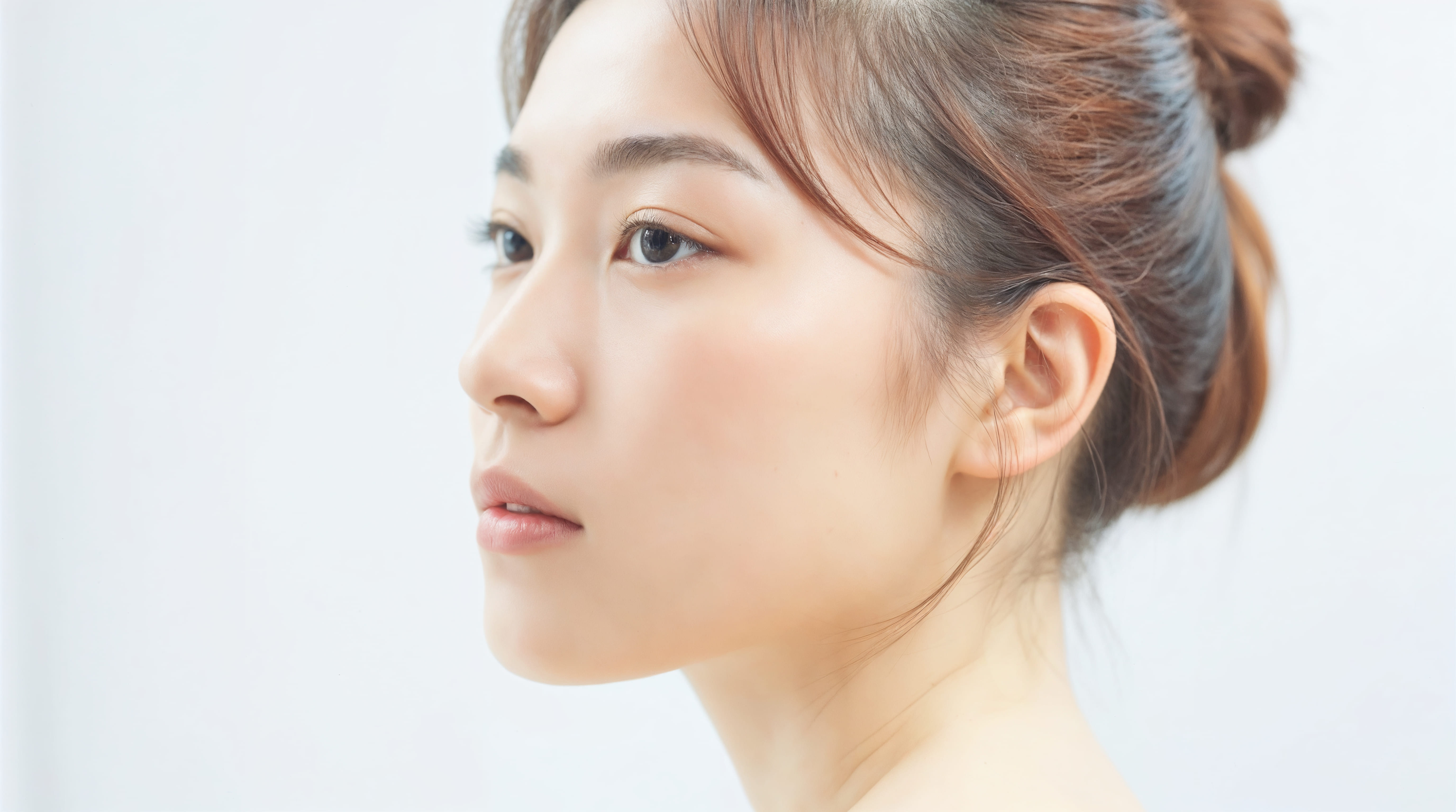 鼻だけ毛穴が目立つのはなぜ？いちご鼻の原因と正しいケア方法を解説