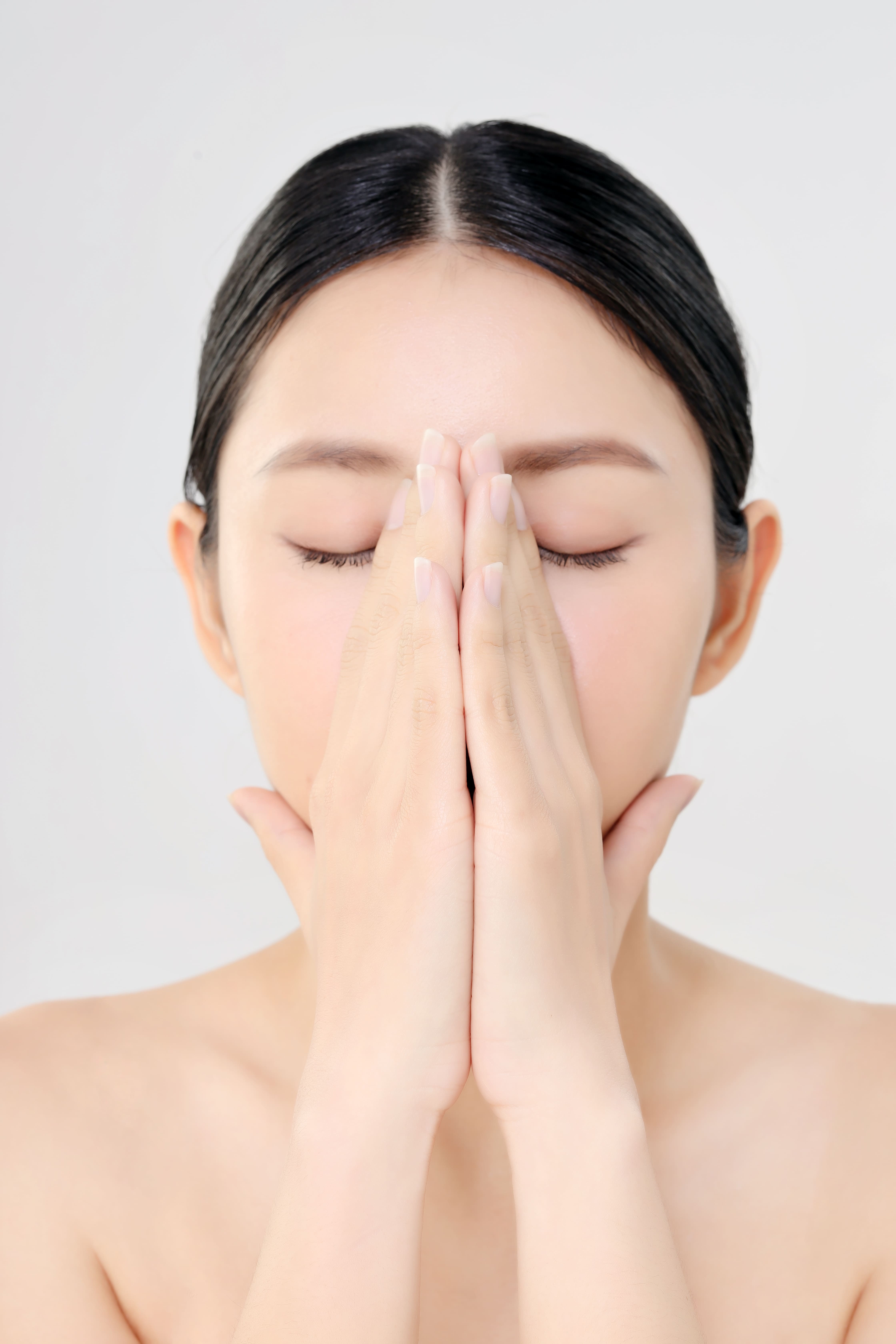 頬の毛穴が目立つのはなぜ？鼻の毛穴との違いと正しいケア方法を解説