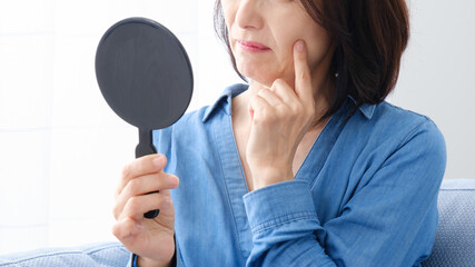 毛穴が目立つのは遺伝？生まれつきの肌質と毛穴の関係を解説